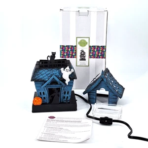 Scentsy Haunting Good Time Wärmer Spukhaus Halloween beleuchtet mit Birne/Box - Bild 1 von 14