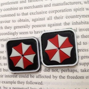 2 Pcs MINI ZOMBIE SURVIVAL GITD BIOHAZARD RANGER EYE PVC RUBBER HOOK PATCH GLOW - Imagen 1 de 8