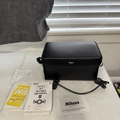 Nikon R1C1 Wireless Close-Up Speedlight System Commander Kit w/ Case Excellent - Image 1 of 4