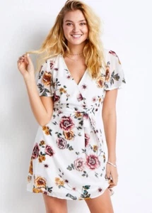 Maurices Women’s Plus Cream Floral V-Neck Wrap Floral Dress Size 1X - Picture 1 of 10