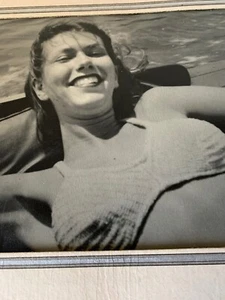 VINTAGE SCHWARZ & WEISS FOTO HÜBSCHES MÄDCHEN IM BIKINI OBERTEIL LÄCHELND 6,5” X 4,5” - Bild 1 von 6