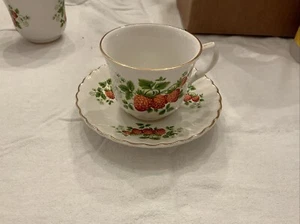 James Kent Old Foley Strawberry Tasse und Untertasse - Bild 1 von 6