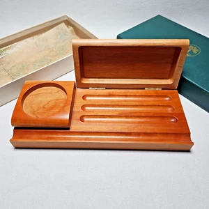 Levenger portapenne da scrivania in legno di ciliegio e pozzetto inchiostro con confezione regalo - Foto 1 di 9