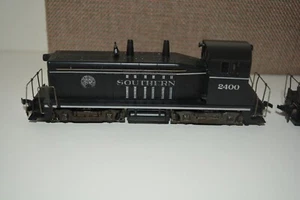Athearn HO Scale Southern Yard Switcher Diesel Locomotive and Booster - Picture 1 of 17