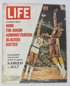 LIFE Magazin 24. März 1972 KAREEM ABDUL-JABBAR vs WILT CHAMBERLAIN Hausfotos - Bild 1 von 2