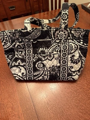 Bolsa de ombro acolchoada Vera Bradley preta e branca floral paisley - Imagem 1 de 4
