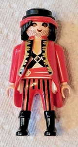 PLAYMOBIL CAPITÁN PIRATA, PELO NEGRO, rastrojo y ABRIGO LARGO ROJO Y PAÑUELO - Imagen 1 de 3