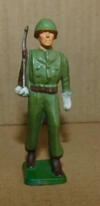 STARLUX ALTER KLEINER SOLDAT 57mm US ARMY BEI DER PARADE. SCHULTERGEWEHR OUTFIT KAKI - Bild 1 von 5