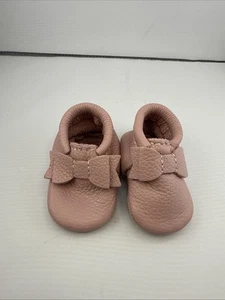 Freshly Picked Newborn Baby Girl Shoes, Ballet Flat Bow Moccasins, Blush Size 0 - Picture 1 of 7