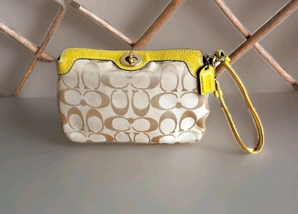 Muñequera mediana Coach Jacquard Signature C Turn Lock beige ensalada verde Foto 1 de 1