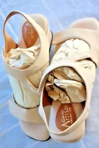 Clarks Artisan Women 7 1/2 Wide, Strappy Beige Sandles - Picture 1 of 11