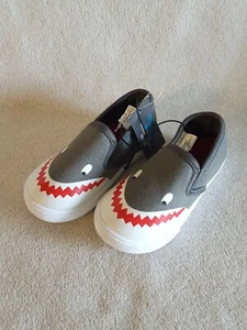 NUEVO Zapatillas sin cordones con tema de tiburón Swiggles para niños pequeños talla 5 - Imagen 1 de 5