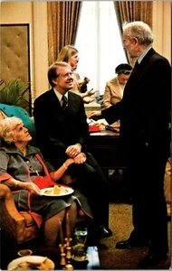 "Postal del presidente Jimmy Carter tomada de la mano con "Miz Lillian" su madre - Imagen 1 de 2