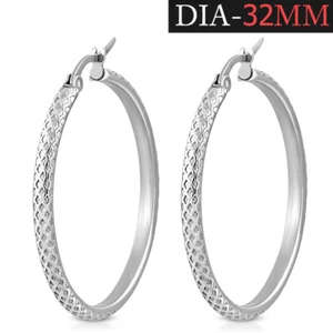 Orecchini a cerchio geometrici in acciaio inox tono argento, 1,25" - Foto 1 di 1