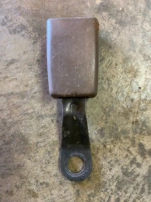 95-97 1997 TOYOTA TACOMA PASAJERO DERECHO CINTURÓN SEGURIDAD DELANTERO HEBILLA MARRÓN ENVÍO RÁPIDO Foto 1 de 4