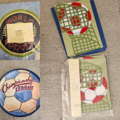 Juego de cumpleaños de fútbol Pottery Barn para niños. 16 invitaciones, 3 platos y corredor de mesa Foto 1 de 4