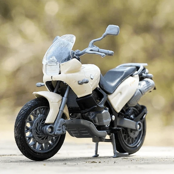 BMW F650ST White Motorcycle Model, Motormax Scale 1:18 - Image 1 of 4