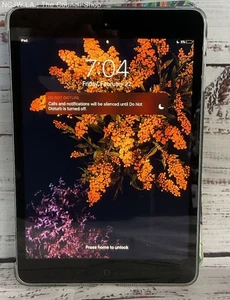 Apple iPad Mini 2 Generation Silver - Picture 1 of 5