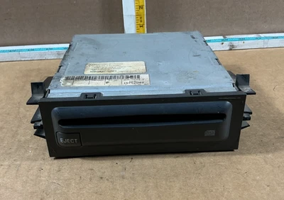 1999-2000 Cadillac Escalade Single Disc CD Player Changer 15752549 - Image 1 of 4