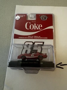 MACHINES M2 (CHASE 1/750) COKE A15 22-24, 1985 CHEVROLET CAMARO IROC-Z - Photo 1/5