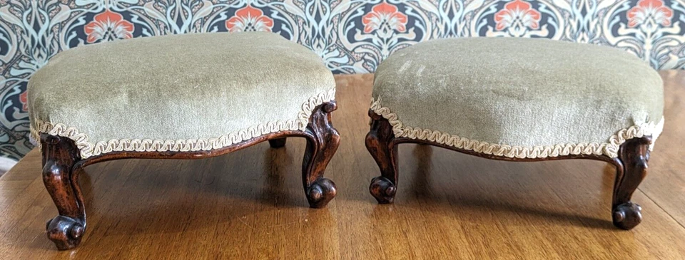 Par de reposapiés victorianos antiguos victorianos antiguos de madera de nogal con patas descapotables del siglo XIX Foto 1 de 4