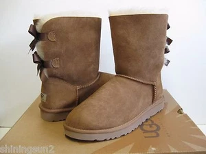 UGG BAILEY BOW WOMEN SHORT BOOTS SUEDE CHESTNUT US YOUTH 5 / WOMEN TRUE SIZE 7 - Picture 1 of 7