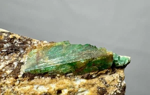 Cristal esmeralda verde superior de 12 gramos en matriz de Panjshir de @AFG - Imagen 1 de 5