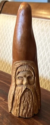 Joelho de cipreste esculpido à mão 2013 9” gnomo/elfo “feliz” assinado Emery Krueger - Imagem 1 de 4
