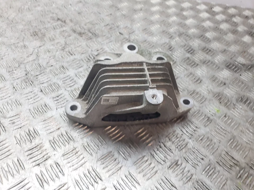 VAUXHALL INSIGNIA B MK2 1.5 PETROL ENGINE MOUNT BRACKET 2017 84248716 - Image 1 of 4