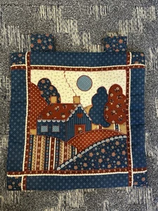 Vintage gesteppt Wandbehang Haus Bäume Landhaus Landhaus Bauernhof 80er blau braun EUC - Bild 1 von 4