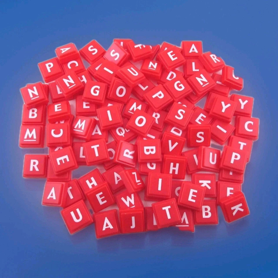 Scrabble UpWords 100 azulejos de letras de plástico rojo 2006 piezas de repuesto Foto 1 de 1