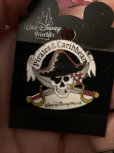 Disney Pin Walt Disney World Pirates of the Caribbean Skull and Swords - Picture 1 of 3