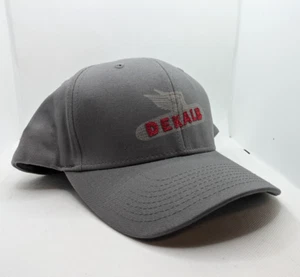 Sombrero Dekalb Gris con Logo Rojo Bordado Gorra de Béisbol Gorra Ajustable Espalda a Presión - Imagen 1 de 3