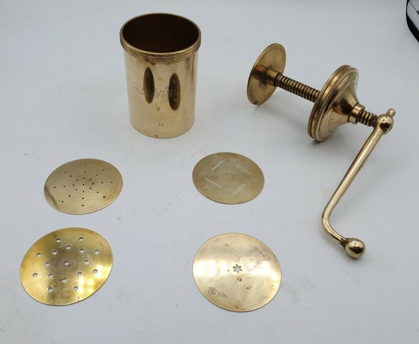 Hand Shake Coffee Bean Grinder Vintage Big Wheel Manual Coffee Machine Cast Iron Photo Related