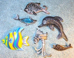 VINTAGE KONVOLUT 6 FISCH BROSCHEN ANSTECKNADELN GERMANY MARKASIT FILIGRAN DELFIN ? KUNSTSTOFF - Bild 1 von 8
