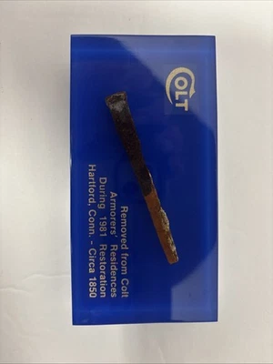 Colt armas de fuego clavo retirado de la residencia Colt Armorers durante 1981 restauración Foto 1 de 4