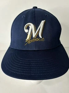 Cappello autentico Milwaukee Brewers logo "M" M/L berretto aderente OC Sports MLB ufficiale - Foto 1 di 5