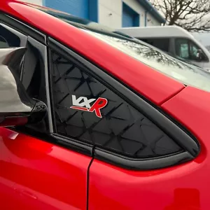 Inserciones de ventana delantera Vauxhall Opel Astra J (par) - logotipos VXR plateados/rojos - Imagen 1 de 4