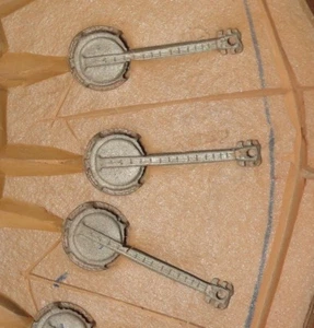 Vintage 9" Gummi Zinn Spin Casting Form 34 Banjo Instrument Anhänger Charms - Bild 1 von 12