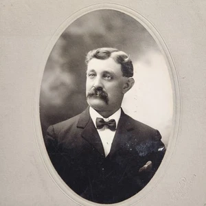 Antike Kabinettkarte Foto 1900er Mann mit Schnurrbart trägt Fliege Portrait - Bild 1 von 9