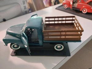 ROAD SIGNATURE 1950 GMC 150 PICKUP STAKE TRUCK GREEN 1:18 OPENING HOOD & DOORS - Picture 1 of 2