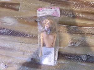 Muñeca adolescente Wilton 2001 de colección escoge decoración de pasteles adorno plástico sellado rubio - Imagen 1 de 6