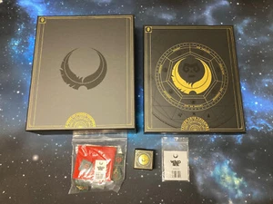 Espansione Veiled Fate & Tribunal Kickstarter Pledge + Extra (Promos Carte Dadi) - Foto 1 di 12