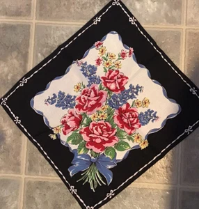 HERMOSO PAÑUELO VINTAGE DE ALGODÓN 12,5 X 14 ROSAS Y LAZOS FLORALES 1950-1960 - Imagen 1 de 2