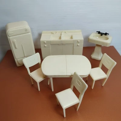 Lote de 7 piezas de muebles de plástico vintage para casa de muñecas Marx años 60 cocina blanca Foto 1 de 4