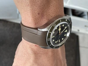 Cinturino in gomma vulcanizzata MARRONE 22mm PERFETTA VESTIBILITÀ TUDOR Black Bay orologi - Foto 1 di 12