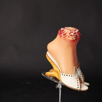 Sapatos de salto bumerangue com joias brancas da década de 1950 anos 50 - Imagem 1 de 4