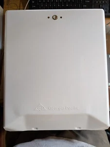 Dispensador de toallas de papel de metal blanco Georgia Pacific 56601 - Imagen 1 de 4