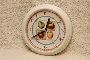 RELOJ MANZANAS 9" COMO NUEVO EN CAJA - Imagen 1 de 3