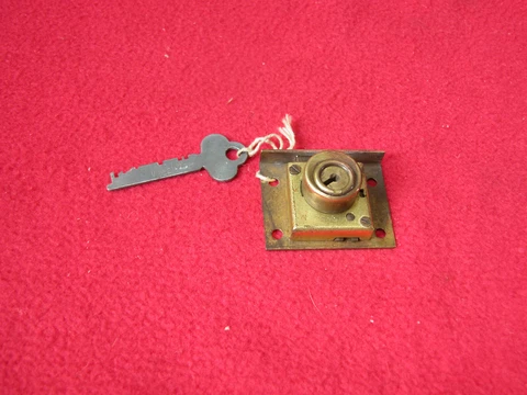Vintage Yale 1722 Cabinet Door Lock Desk Drawers Flat Key Cover
